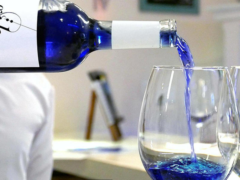 Dünyanın ilk mavi şərabı - FOTO