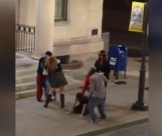 Qızlar onlara sataşan oğlanı peşman etdilər - VİDEO