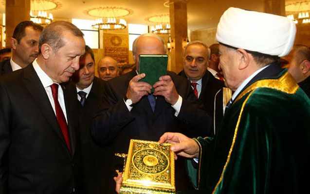 Lukaşenkodan onu Quranı öpdüyünə görə tənqid edənlərə - Cavab