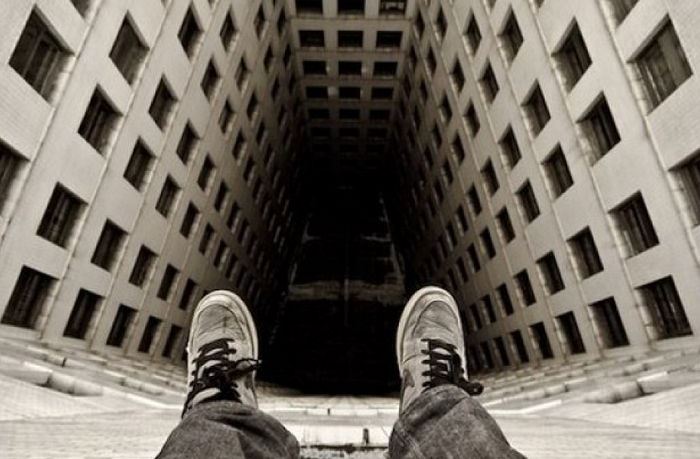 Bakıda 20 yaşlı oğlan özünü binadan atdı