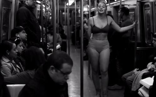 26 yaşlı qız metroda soyundu - Video