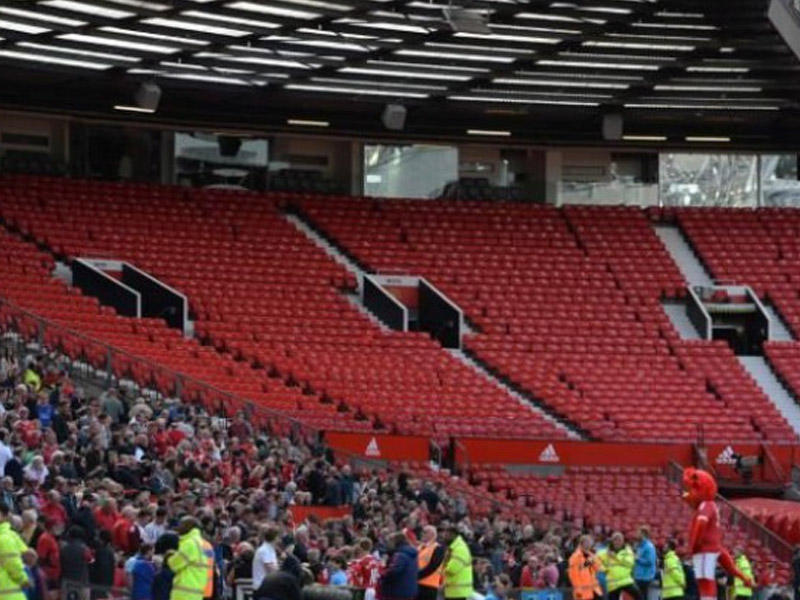 Futbol sevgisi gecəni tualetdə keçirmələrinə səbəb oldu