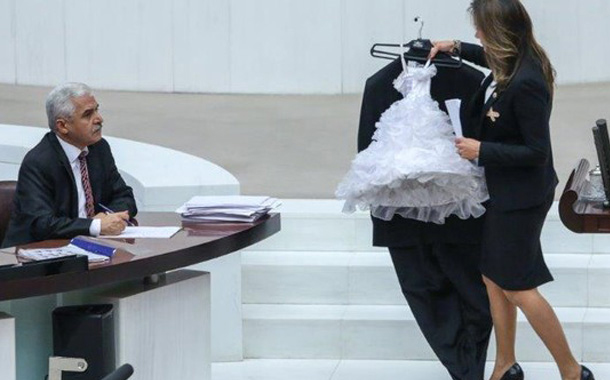 Deputat iclasa uşaq gəlinliyi və bəylik kostyumu ilə gəldi — TBMM-də qalmaqal