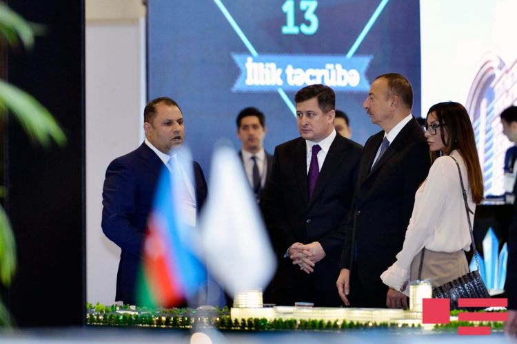 Prezident İlham Əliyev və xanımı sərgidə - FOTOLAR