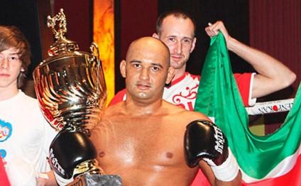 Dünya çempionunu evinin önündə güllələdilər