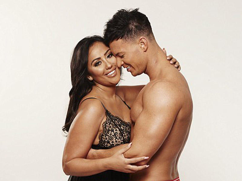 Realiti-şou ulduzu sevgilisi ilə yataqda - FOTO