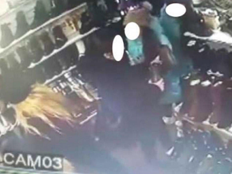 Bakıda qadın ayaqqabı mağazasından oğurluq edir - VİDEO