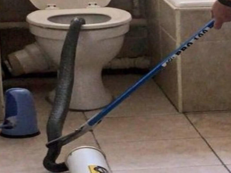 Tualetdə QORXUNC HADİSƏ: unitazdan ilan çıxdı - VİDEO