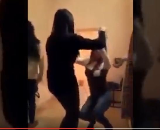 Azərbaycanda tələbə qızlar auditoriyada erotik rəqs etdilər – VİDEO