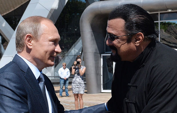 Putin Stiven Siqala Rusiya vətəndaşının pasportunu şəxsən təqdim edib