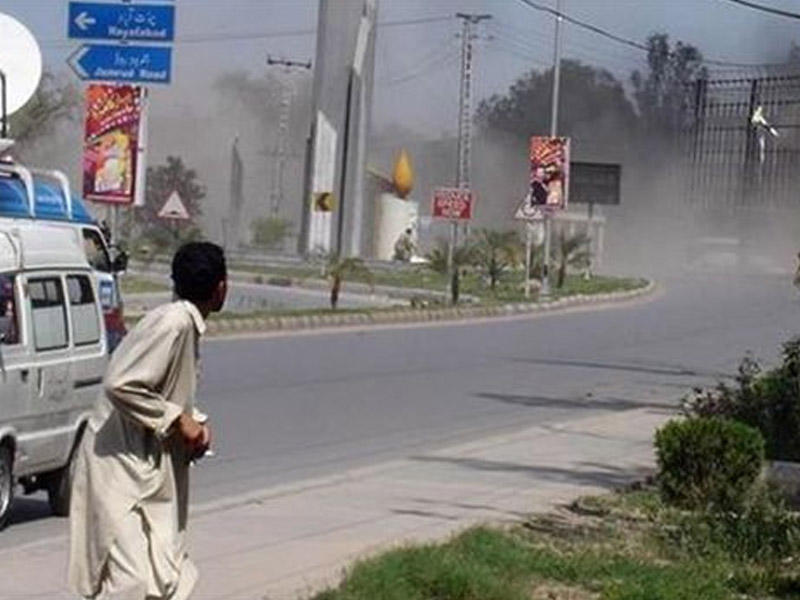 Pakistanda məscidə hücum olub