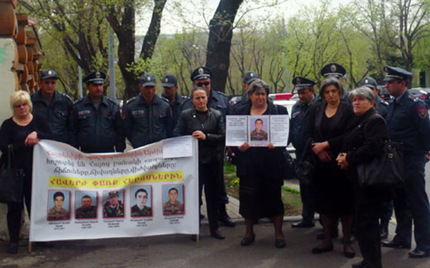 Erməni əsgərlərinin anaları: 