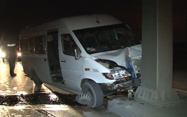 Bakıda mikroavtobus dirəyə çırpıldı - Foto