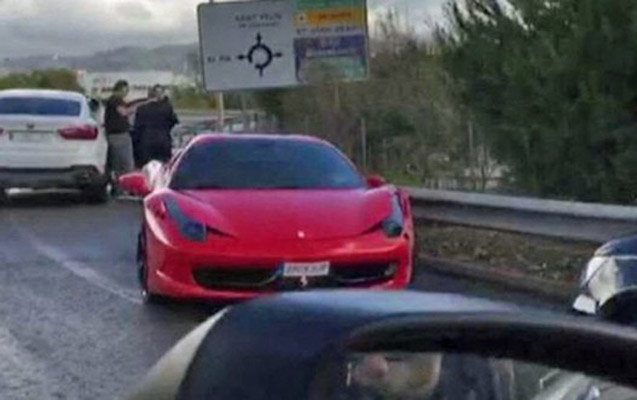 Məşhur futbolçu “Ferrari”si ilə qəza keçirdi - Fotolar