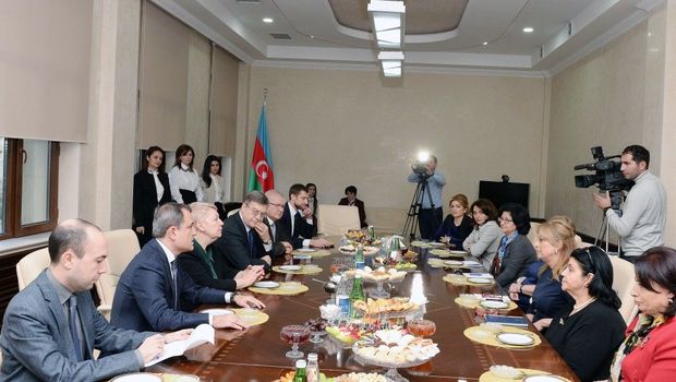 Rusiyalı nazir Bakıda məktəb direktorları ilə görüşüb
