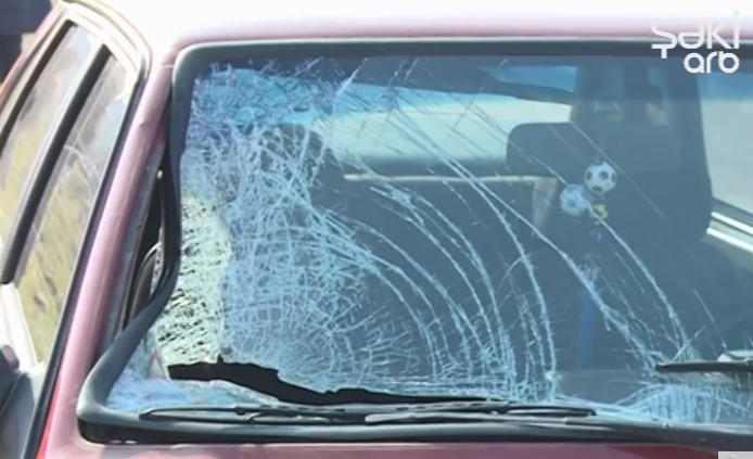 Maşın yolu keçmək istəyən qadını vurdu