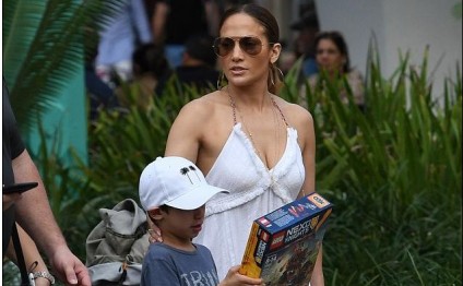 Cennifer Lopez 8 yaşlı oğlu ilə - Fotolar
