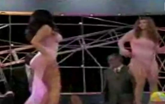 Ərəb telekanalında yarıçılpaq qızlardan rəqs şousu … (video)