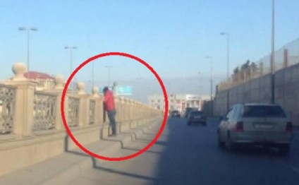 Bakıda körpüdə dayanan bu şəxs sürücüləri güdüb polisə xəbər verir - FOTOLAR