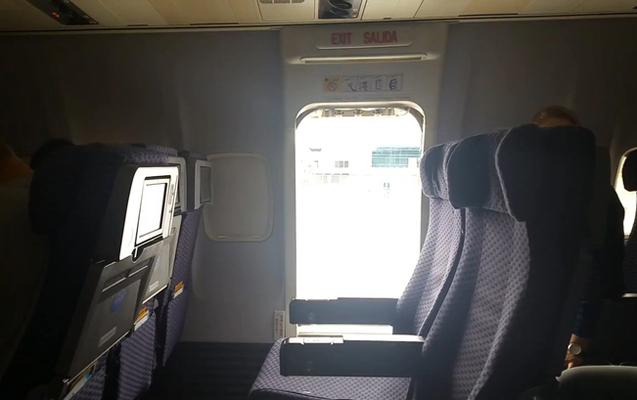 Qadın sərnişin özünü təyyarədən yerə atdı