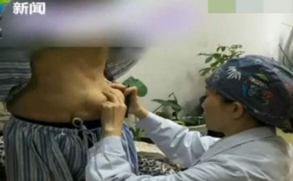 Qadının sinələri qarnına düşdü - FOTOLAR