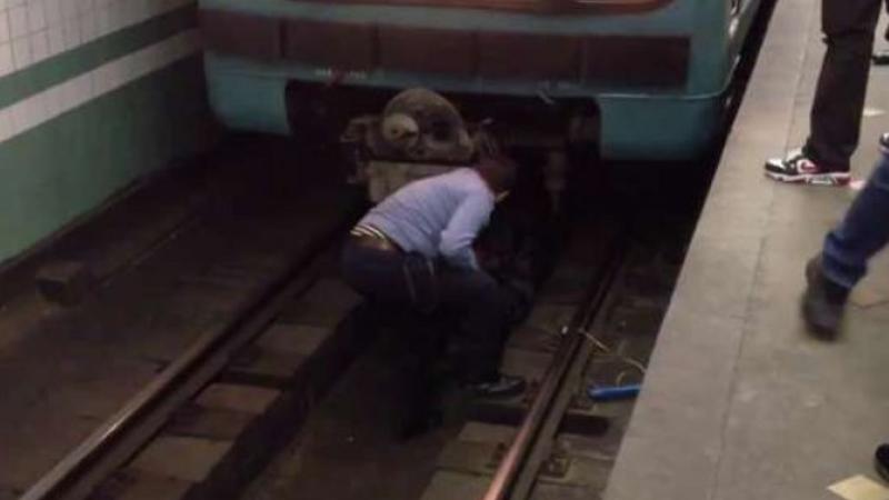 Qızına toy edən ata borca görə özünü qatarın altına atdı - TƏFƏRRÜAT