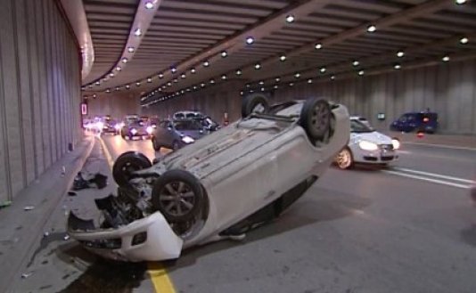 Bakıda qadın polis maşını aşırdı: 3 yaralı var
