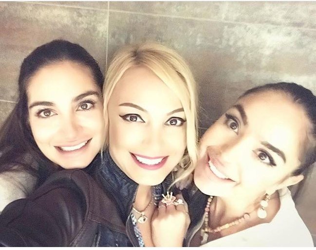 Azərbaycanlı müğənni prezidentin qızları ilə - FOTO