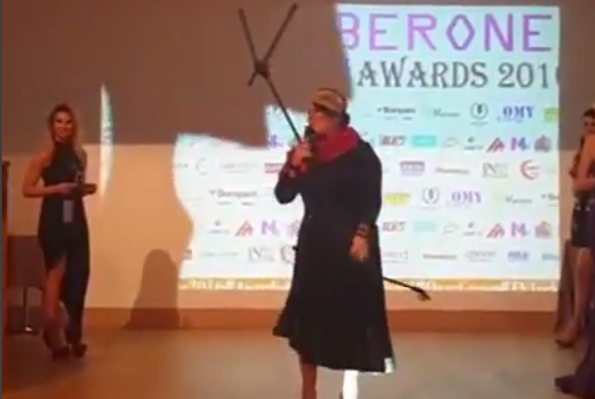 Elza mükafat mərasimində elə hərəkət etdi ki ... - VİDEO