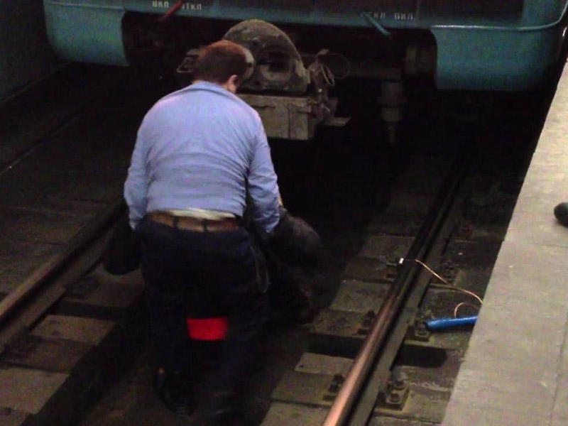 Bakı metrosunda daha bir İNTİHARA CƏHD