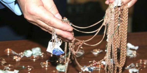 Bərdə sakininin evindən qızıl əşyaları oğurlandı