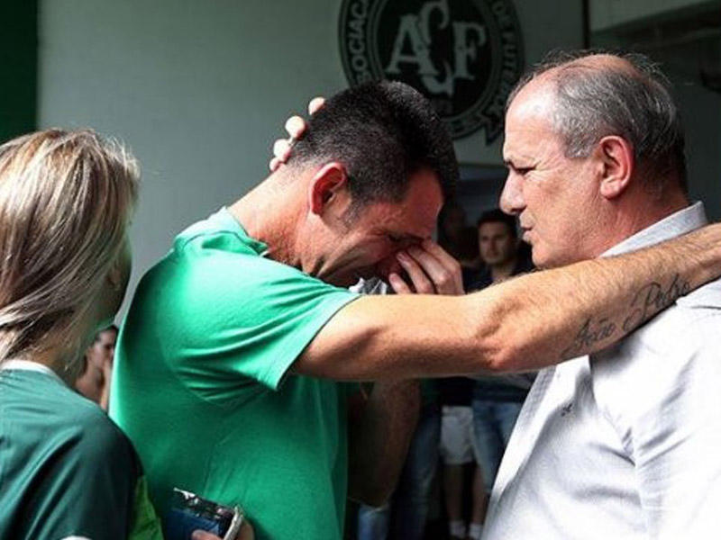 Futbolçuları təyyarə qəzasında ölən klubun qapıçısı karyerasını başa vurdu