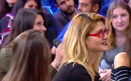 Gənc qız ailəsini aldatdığını etiraf etdi - video