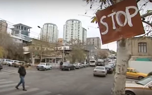 Bakıda sürücüləri çaşdıran taxta yol nişanı – VİDEO