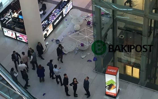 “Gənclik Mall”da həyəcan - Tavandakı nəhəng şarlar yerə düşdü- FOTOLAR