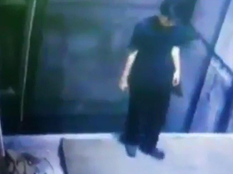 Liftdə FACİƏ: başı telefona qarışan şəxs unutdu ki... - VİDEO