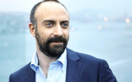 Halit Ergenç çılpaq səhnədən imtina etdi