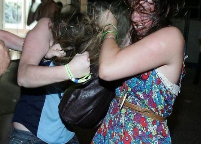 Bakıda DAVA: Qadınlar gözəllik salonunda qırğına çıxdı