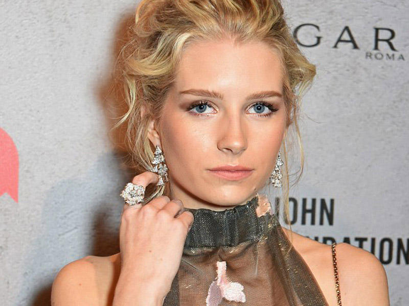 Modelin bacısı gecəyə alt paltarsız getdi - FOTO