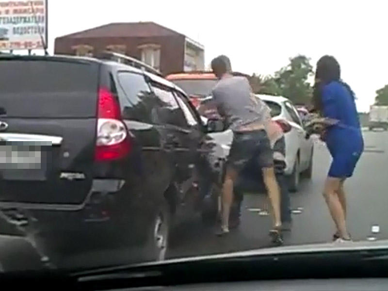 Yolda sürücülər arasında DAVA DÜŞDÜ: heç kim ayırmadı - VİDEO