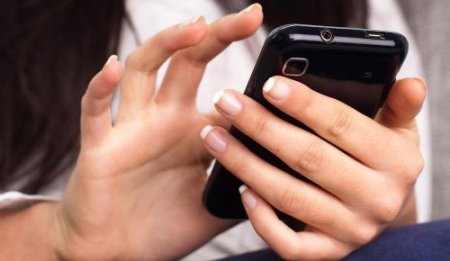 Həyat yoldaşının telefonunu yoxlayan qadınları - Həbs gözləyir 