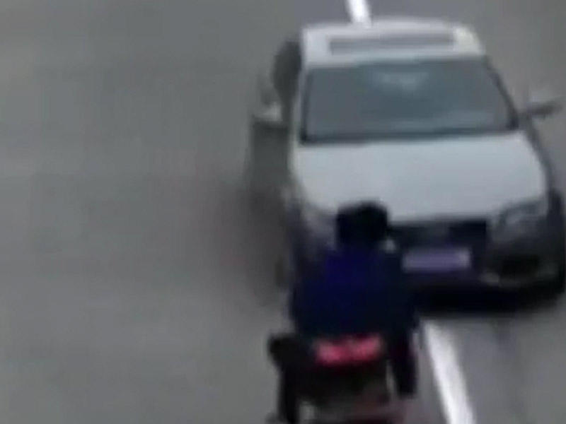 Dəhşətli qəza anbaan görüntüləndi: dostlardan biri öldü - VİDEO