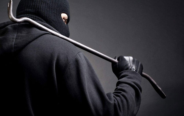 Bakıda maskalılar evə basqın etdi - Ev yiyəsi özünü bıçaqladı