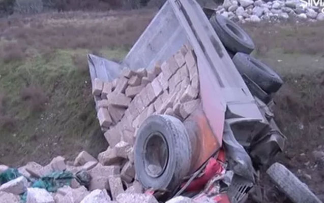 “Kamaz” aşdı - Sürücü ağır yaralandı+Video