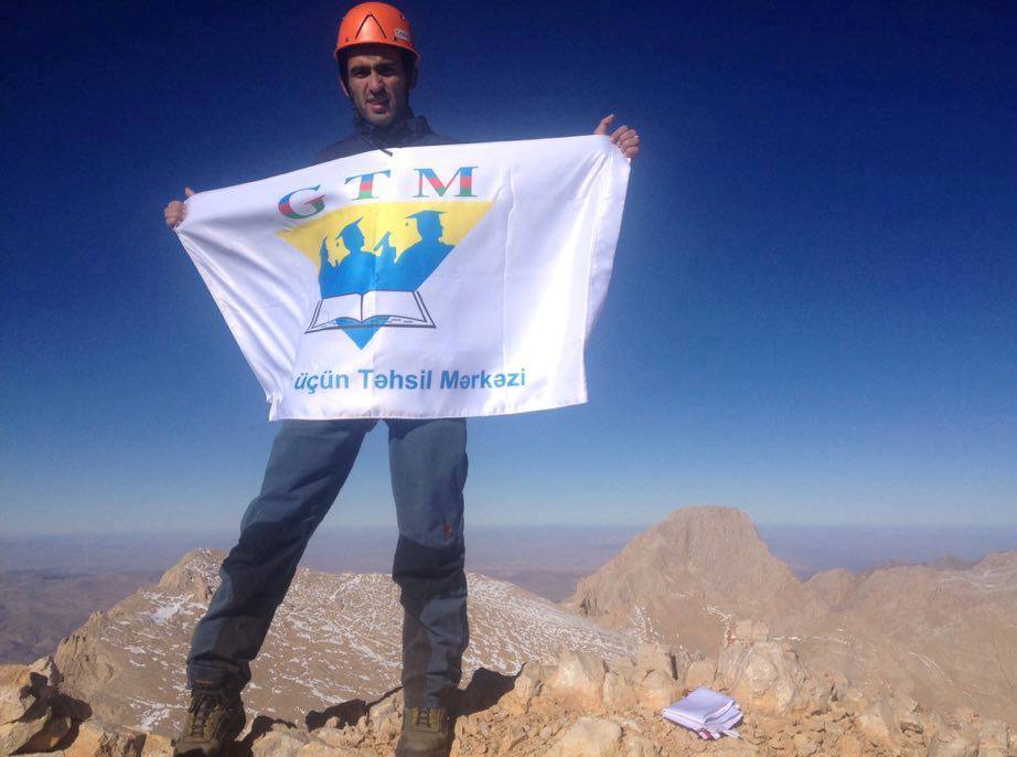 Gənclər təşkilatının nümayəndəsi  Türkiyənin Qızıl Qaya zirvəsinə çıxdı - FOTO