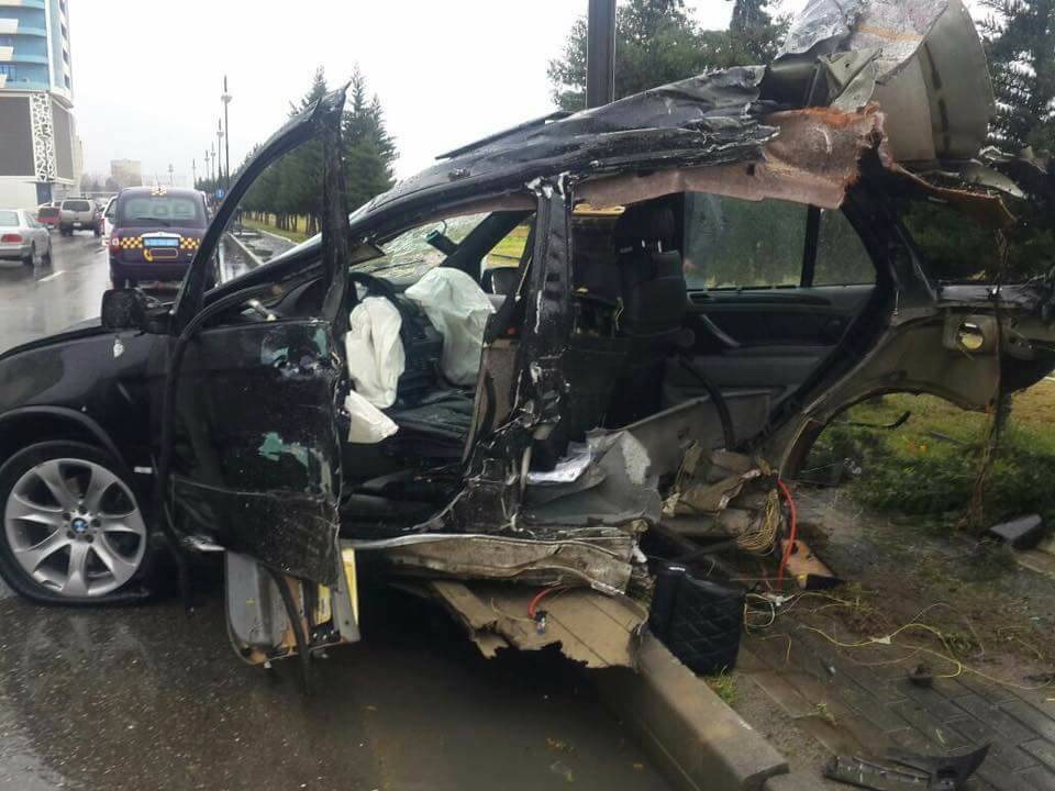 Bakıda möcüzə kimi qəza — BMW X5 iki yerə bölündü, ölən olmadı + FOTOLAR