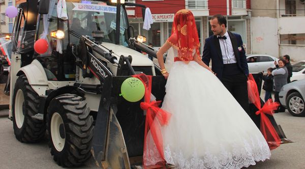 Gəlini şadlıq evinə traktorla gətirdilər - VİDEO - FOTOLAR
