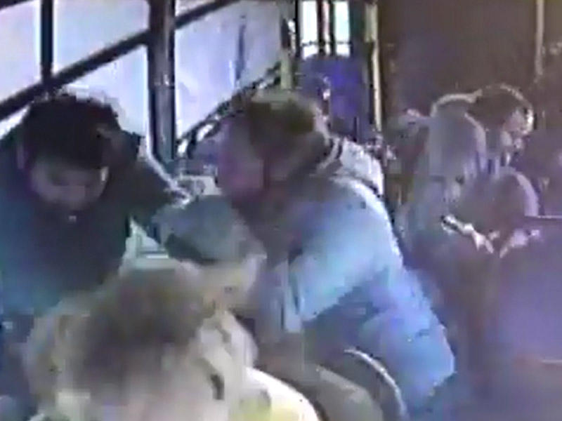 Sərnişin avtobusu yük maşını ilə toqquşdu: yaralıların olduğu qəzadan- VİDEO