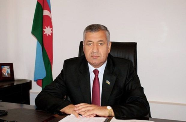 Vahid Əhmədov: Banklar “qara bazar”a dolları özləri çıxarır