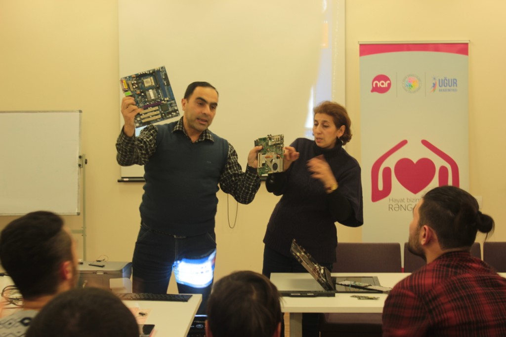 “Nar”-ın dəstəyi ilə ünsiyyət məhdudiyyətli şəxslər üçün  kompüter təmiri üzrə təlim kursları start götürdü - FOTOLAR